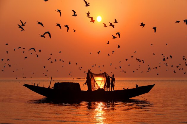 Fischerboote auf der Insel Dublar Char, Khulna, Bangladesch.