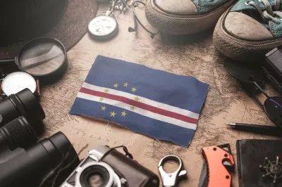 Kapverdische Flagge zwischen Reiseutensilien auf einer alten Landkarte