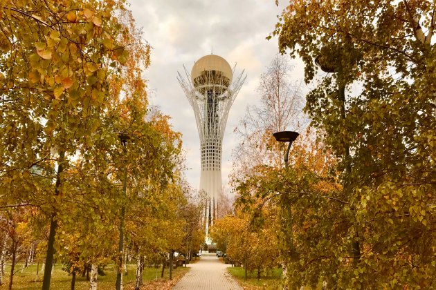 Монумент Астана-Байтерек в Астане осенью