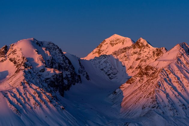 Berggipfel im Schnee bei Sonnenuntergang