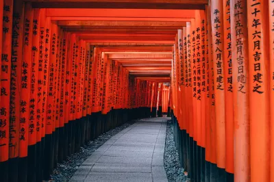 Die roten Torii in Kyoto sind Teil des Fushimi-Inari-Tempelkomplexes