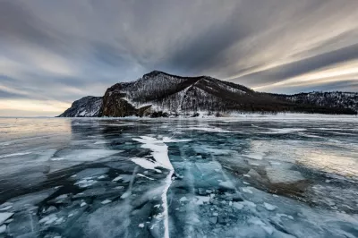 Insel auf einem zugefrorenen See