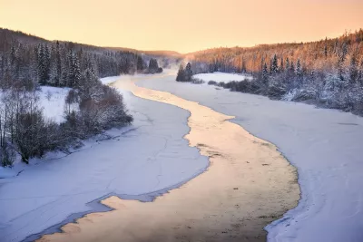 Der Fluss bei Sonnenaufgang im Winter