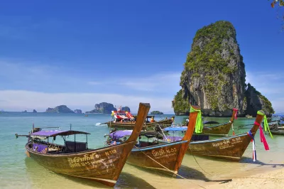 Boote am Strand in Thailand